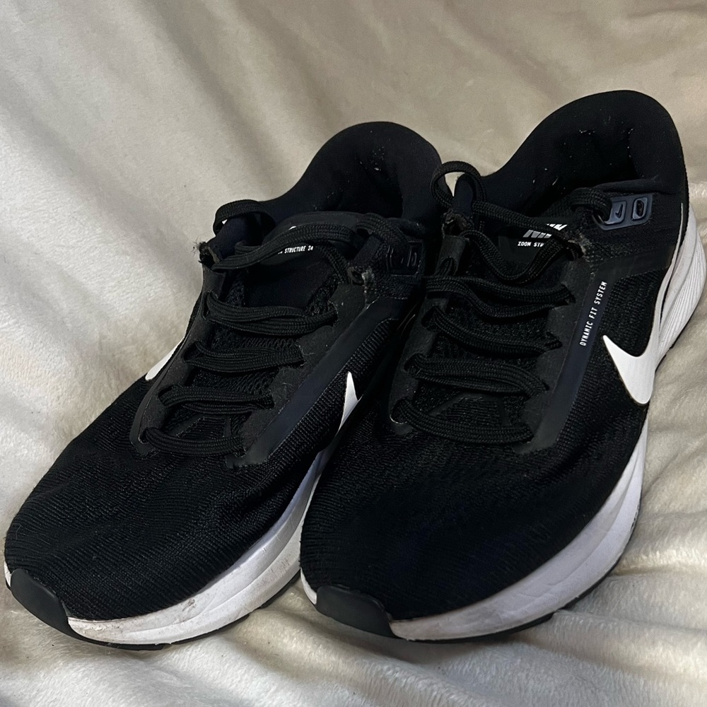 Nike Men's Black and White Athletic Shoes - Picture 3 of 4